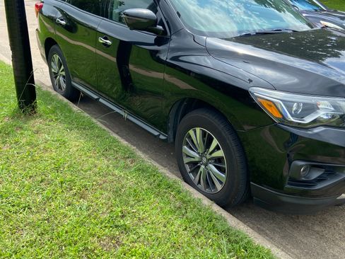 Used 2017 Nissan Pathfinder SL image 2