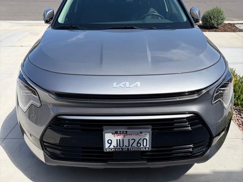 Used 2024 Kia Niro SX Touring image 2