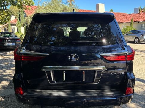 Used 2020 Lexus LX 570 4WD w/ Luxury Package image 6
