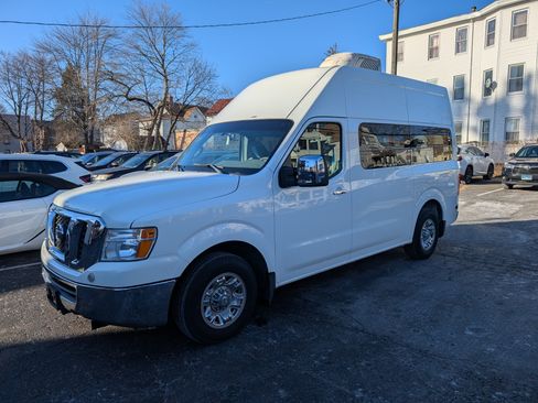 Used 2014 Nissan NV 2500 SV w/ V8 Appearance Package image 2