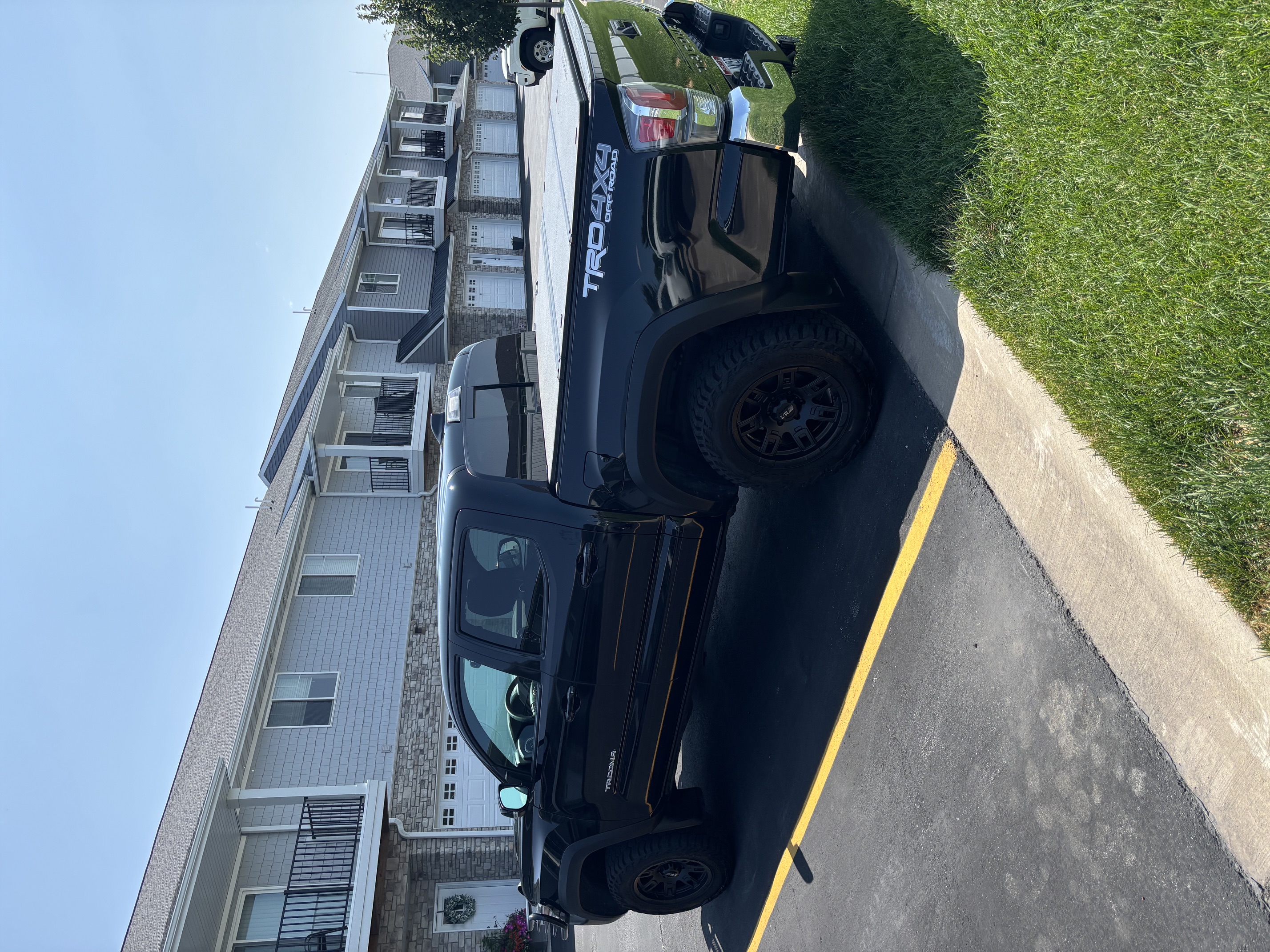 Used 2021 Toyota Tacoma TRD Off-Road AWD/4WD image 4