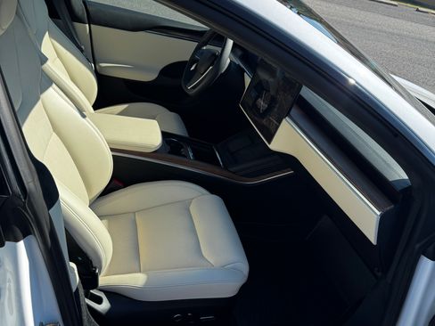 Used 2024 Tesla Model S image 9