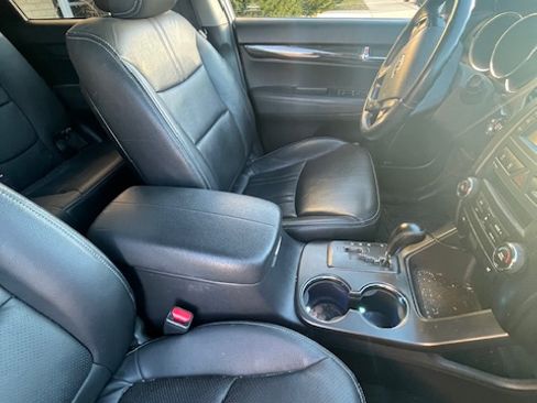 Used 2012 Kia Sorento EX w/ EX V6 Premium Pkg image 17