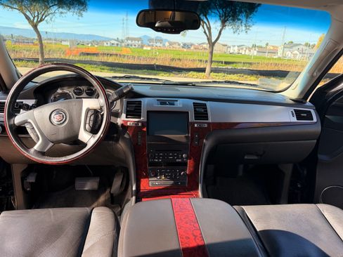 Used 2011 Cadillac Escalade Premium image 14