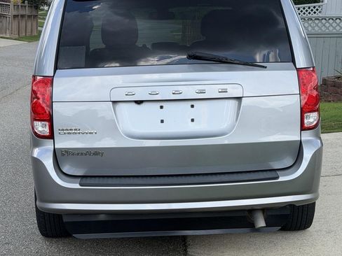 Used 2019 Dodge Grand Caravan SXT w/ Blacktop Package FWD image 8