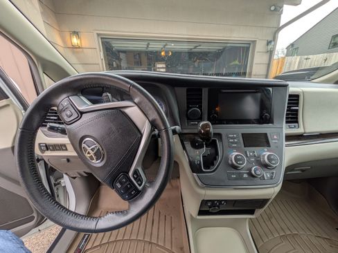 Used 2017 Toyota Sienna XLE w/ XLE Navigation Package image 12