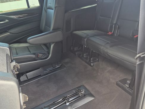 Used 2023 Cadillac Escalade ESV Luxury AWD/4WD image 15