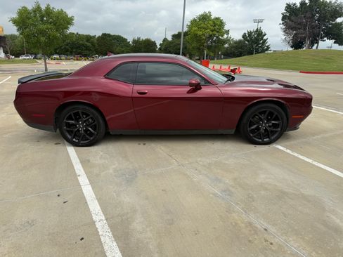 Used 2021 Dodge Challenger SXT w/ Driver Convenience Group RWD image 4
