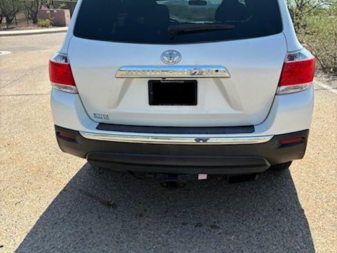 Used 2012 Toyota Highlander FWD w/ Tech Pkg image 4