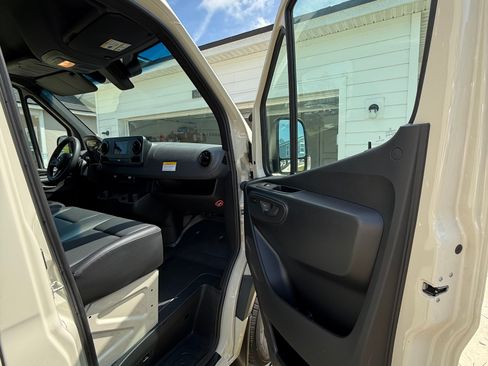 Used 2024 Mercedes-Benz Sprinter 2500 image 17