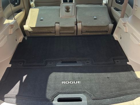 Used 2017 Nissan Rogue SV FWD image 2