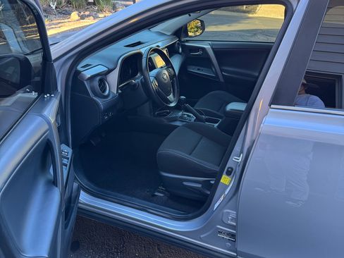 Used 2018 Toyota RAV4 XLE w/ All Weather Liner Package FWD image 17