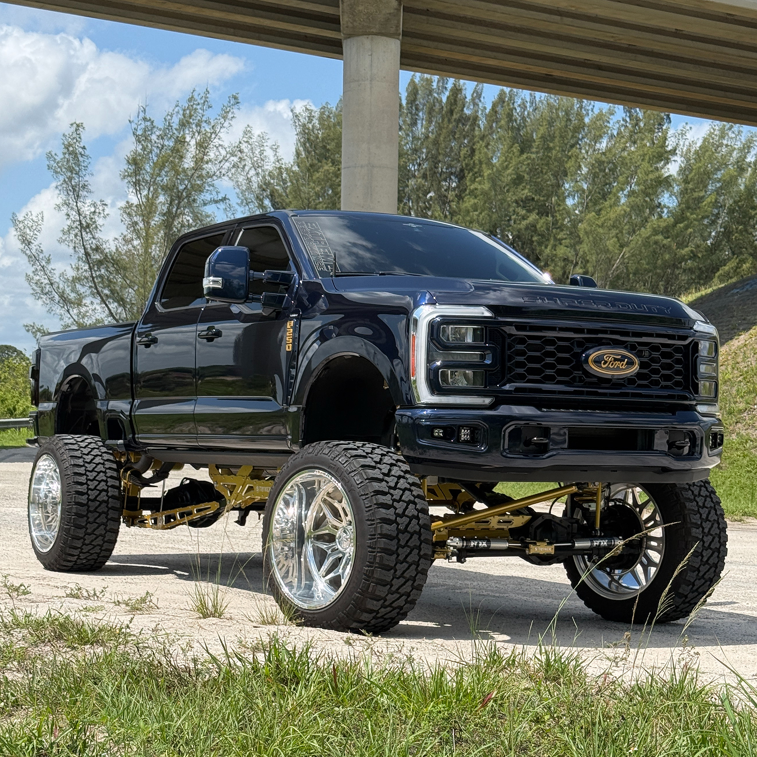 Used 2023 Ford F250 Lariat w/ Sport Appearance Package AWD/4WD image 2
