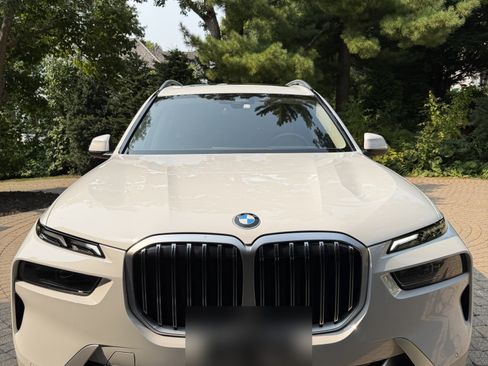 Used 2025 BMW X7 xDrive40i w/ Premium Package AWD/4WD image 4