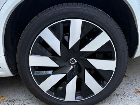 Used 2023 Volvo XC90 T8 Ultimate w/ Lounge Package image 11