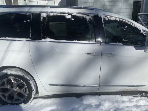 Used 2019 Chrysler Pacifica Touring-L w/ Advanced Safetytec Group image 2
