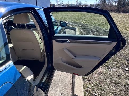 Used 2018 Volkswagen Passat 3.6 SEL Premium image 13