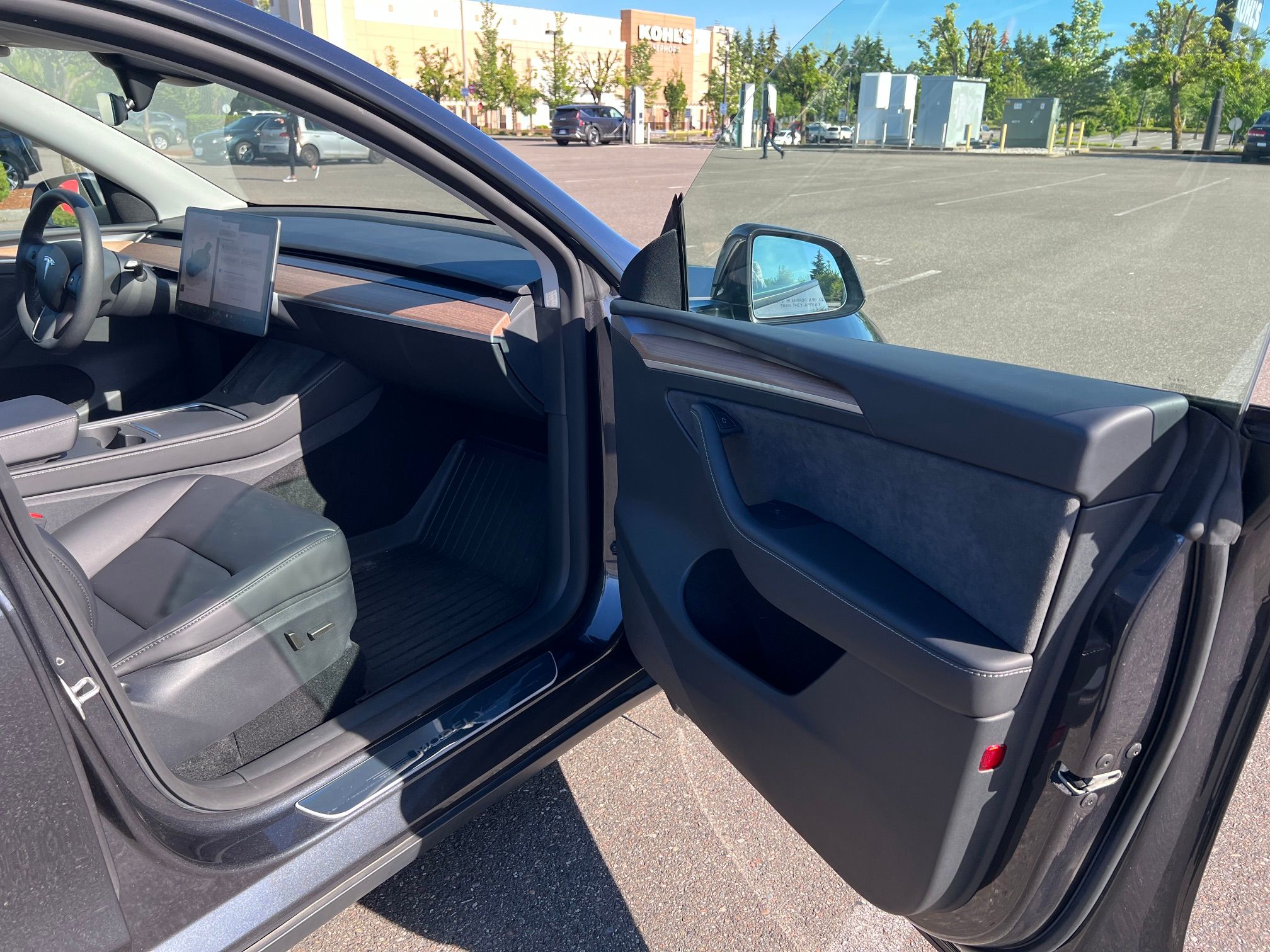 Used 2024 Tesla Model Y 2WD image 9