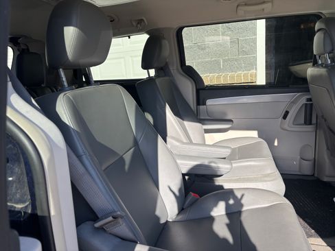 Used 2013 Volkswagen Routan SE image 11