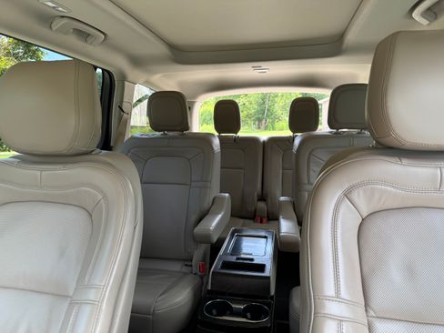 Used 2020 Lincoln Aviator Reserve w/ Equipment Group 201A RWD image 11