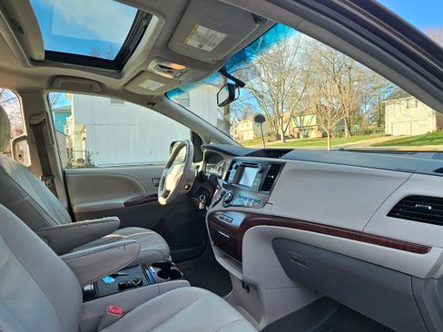 Used 2012 Toyota Sienna XLE image 13