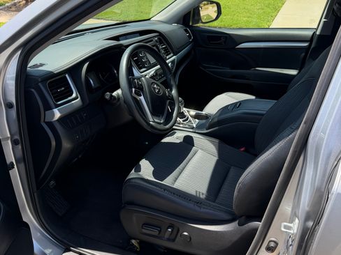 Used 2015 Toyota Highlander Plus FWD image 6