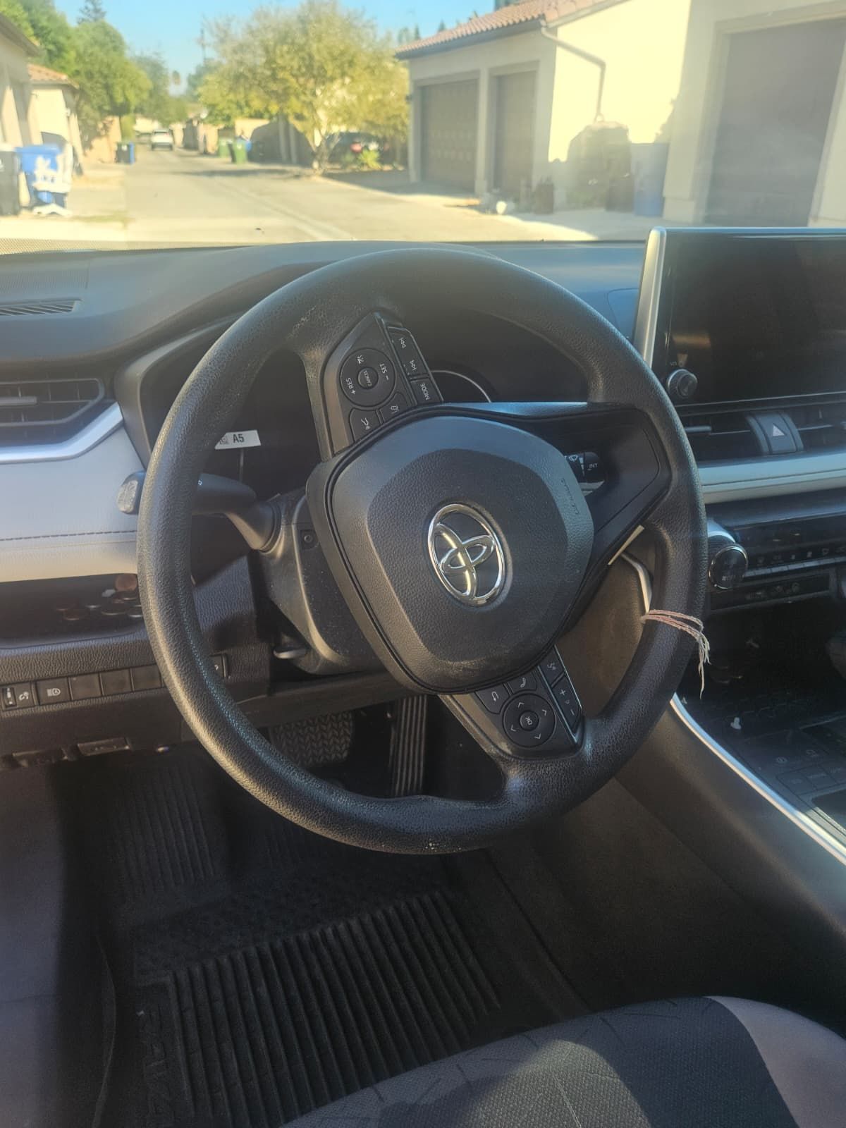 Used 2023 Toyota RAV4 XLE w/ Convenience Package FWD image 6