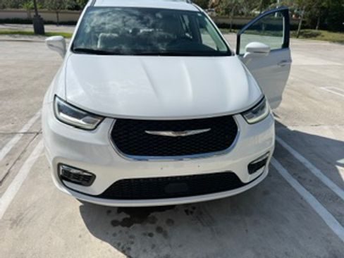 Used 2021 Chrysler Pacifica Touring-L FWD image 4