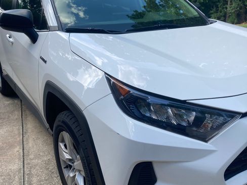 Used 2020 Toyota RAV4 LE w/ Carpet Mat Package AWD/4WD image 5