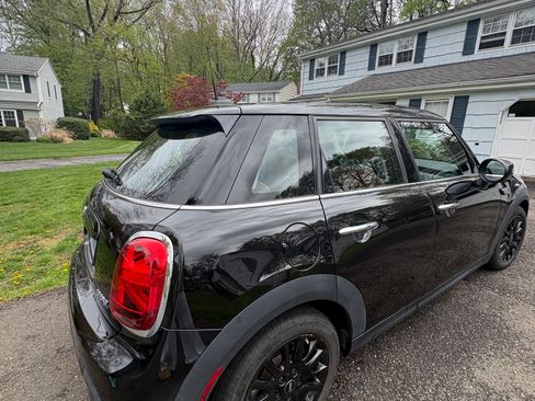 Used 2022 MINI Cooper 4-Door Hardtop w/ Signature Upholstery Package FWD image 2