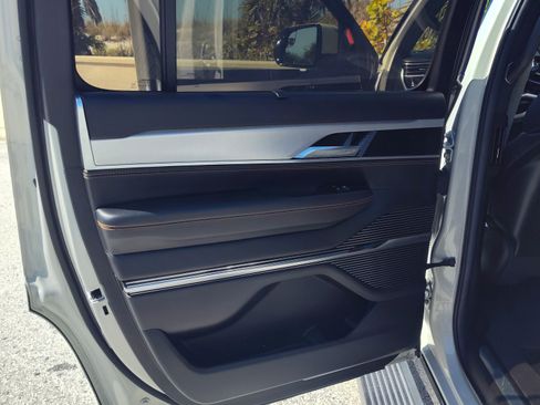 Used 2022 Jeep Grand Wagoneer Series III image 16