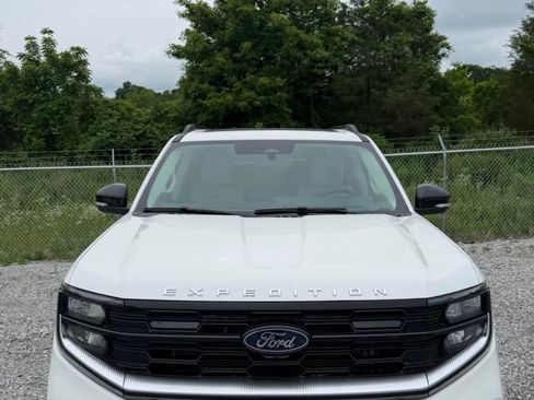 Used 2026 Ford Expedition Max Platinum w/ Platinum Ultimate Package AWD/4WD image 2