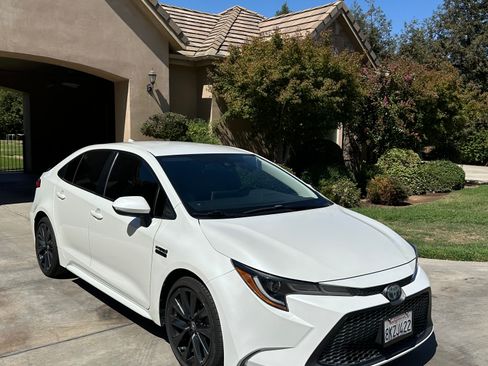Used 2020 Toyota Corolla LE FWD image 1