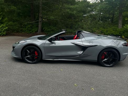 Used 2025 Chevrolet Corvette E-Ray w/ Stealth Interior Trim Package AWD/4WD image 4