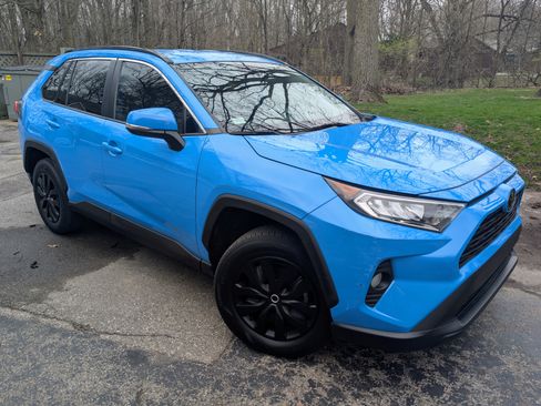 Used 2021 Toyota RAV4 XLE image 1