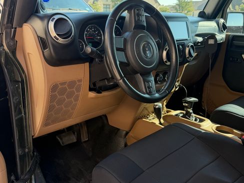 Used 2011 Jeep Wrangler Unlimited Sahara w/ Connectivity Group AWD/4WD image 16
