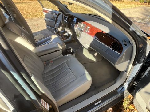 Used 2004 Lincoln Town Car Signature image 11