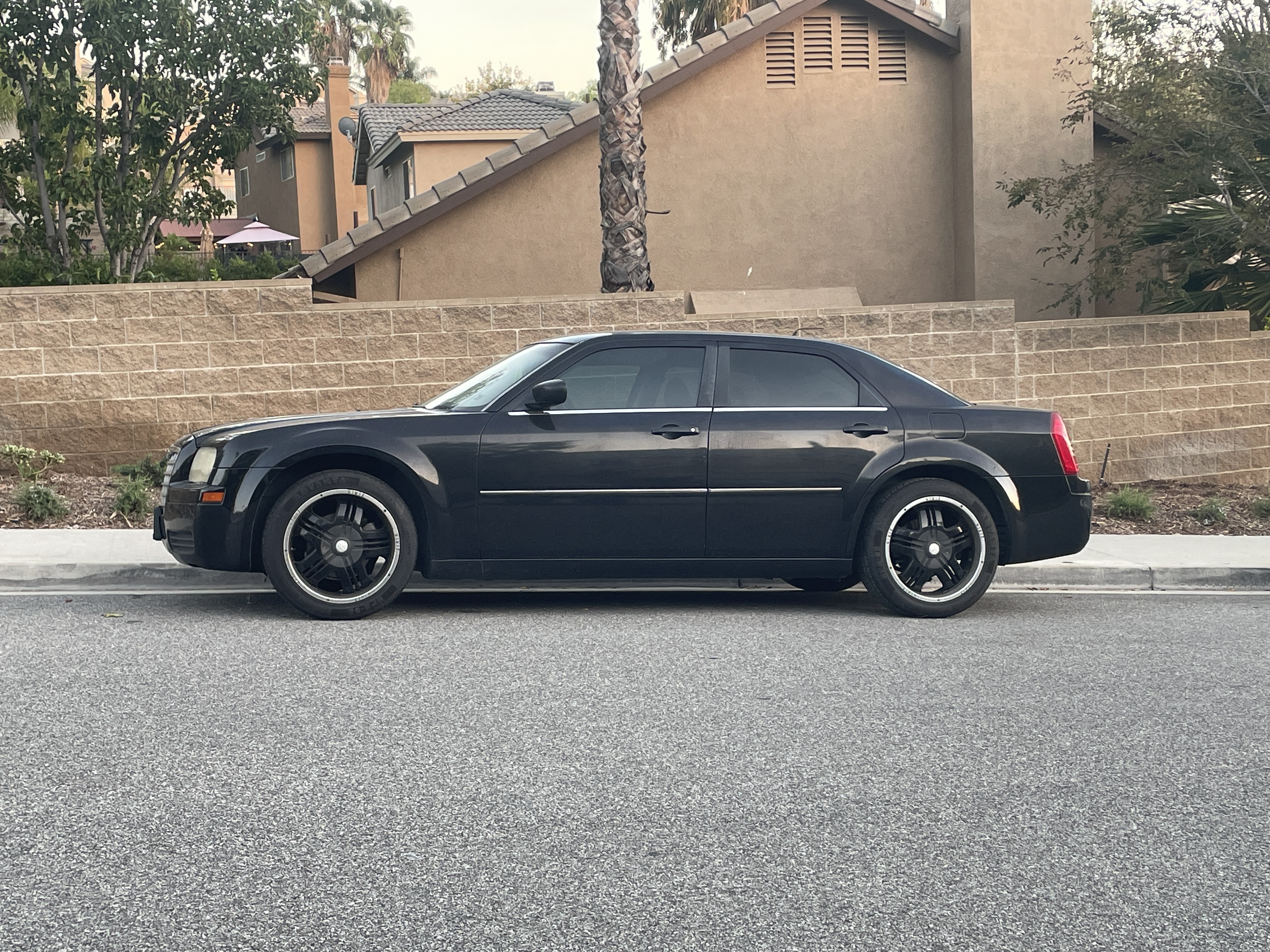Used 2008 Chrysler 300 LX RWD image 1