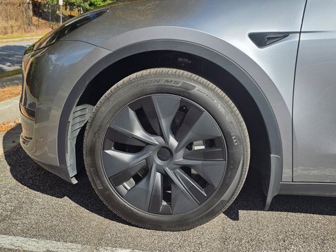 Used 2024 Tesla Model Y Long Range image 8