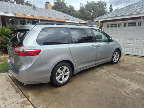 Used 2015 Toyota Sienna LE image 8