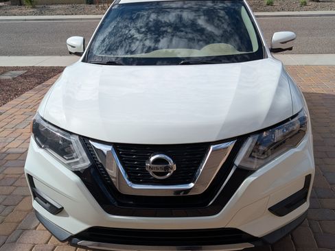 Used 2017 Nissan Rogue SV w/ SV Premium Package image 2