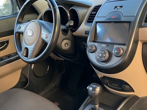 Used 2010 Kia Soul ! FWD image 11