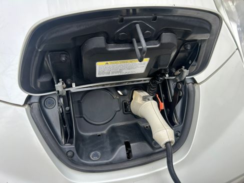 Used 2014 Nissan Leaf SV w/ Premium Package image 15