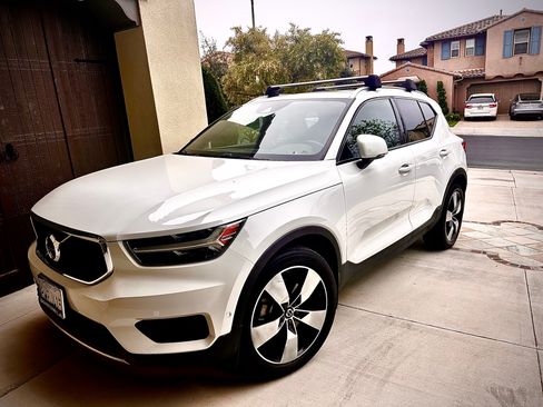 Used 2019 Volvo XC40 T5 Momentum image 1