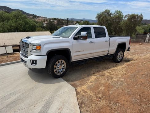 Used 2019 GMC Sierra 2500 Denali w/ Duramax Plus Package AWD/4WD image 6