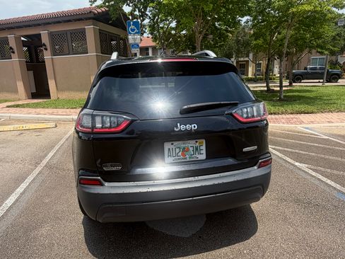 Used 2019 Jeep Cherokee Latitude Plus FWD image 4