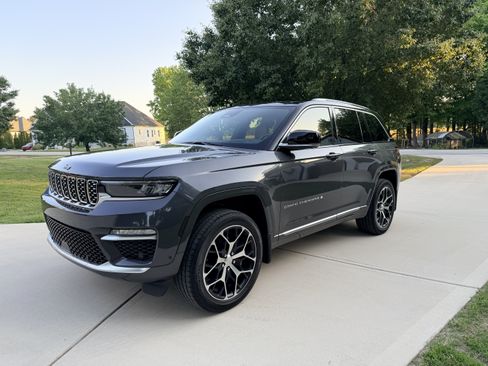 Used 2023 Jeep Grand Cherokee Summit AWD/4WD image 2