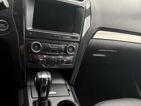 Used 2018 Ford Explorer XLT w/ Equipment Group 202A FWD image 8