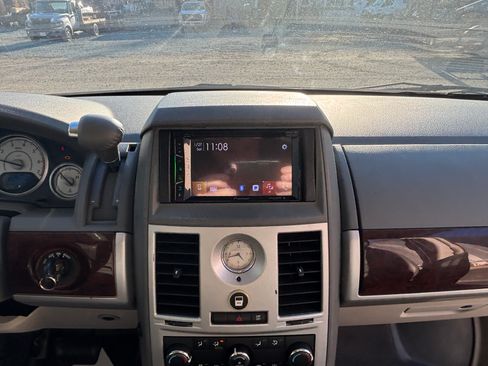 Used 2010 Chrysler Town & Country Touring w/ Heated Seat Group image 5