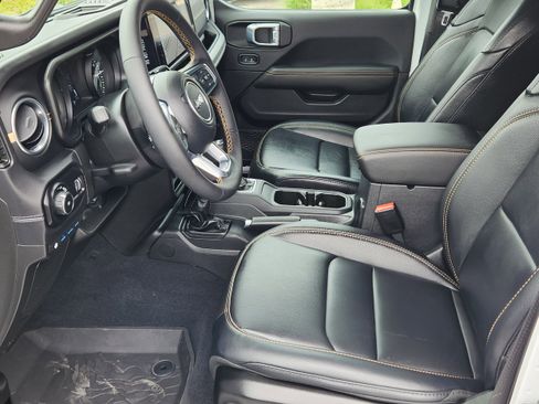 Used 2024 Jeep Wrangler Unlimited Sahara w/ Technology Group image 17